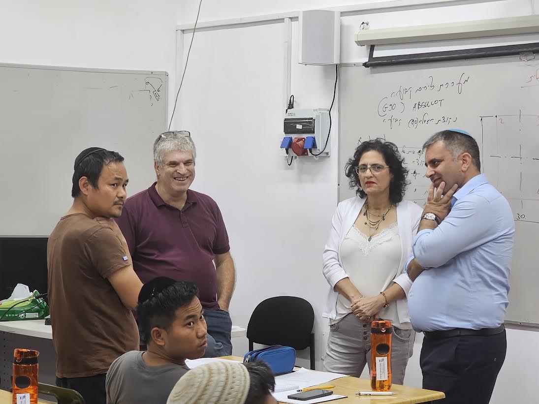 מוביל הקורס המרצה צבי לבא עם השר המנכ"לית והתלמידים