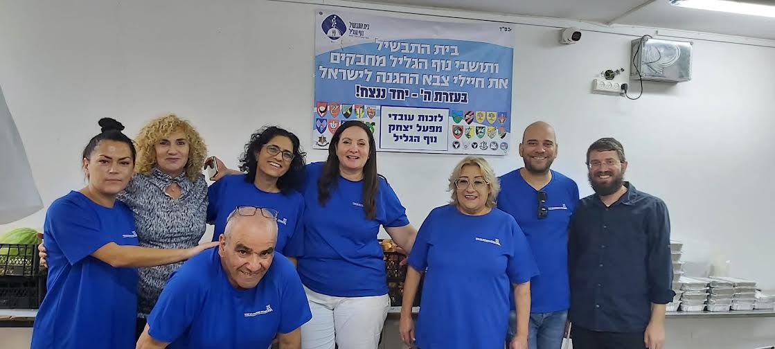 מתנדבים בבית התבשיל עם מנהל עמותת "חסדי מנחם" וחבר מועצת העיר, מנחם גנדל