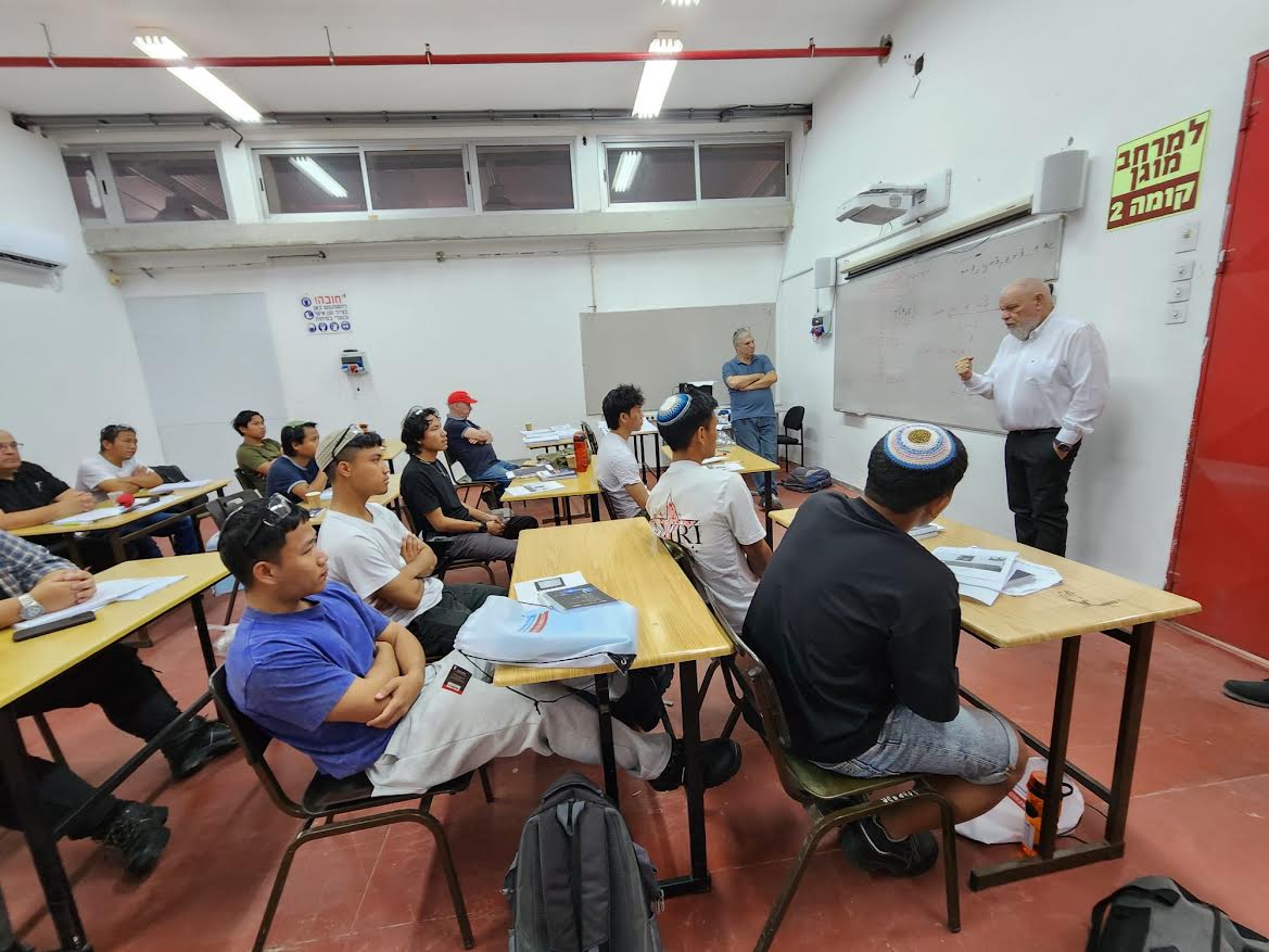 ראש העיר נוף הגליל,  רונן פלוט , מברך את חברי קהילת בני המנשה הלומדים במכללה 