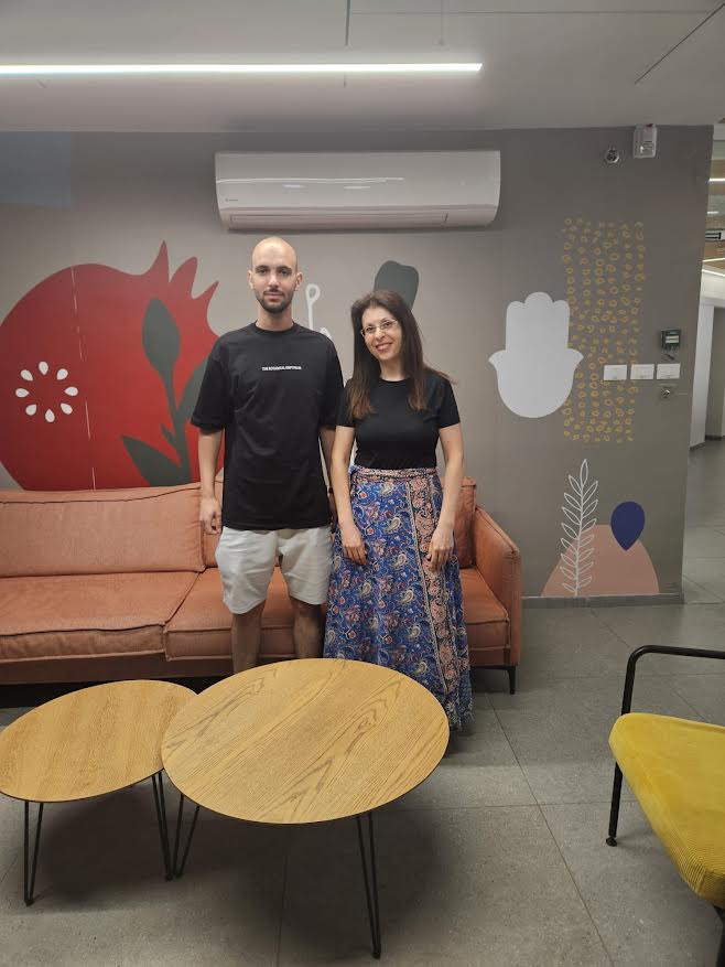 בר ומנהלת המכינה, אילנה אמרומין, בר הוא דוגמה לנחישות והצלחה